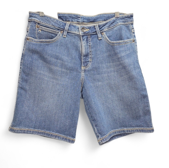 Wrangler Pants - NWT Aura by Wrangler Instantly Slimming Denim Shorts Size 8 Ave‎ Mom Friendly
